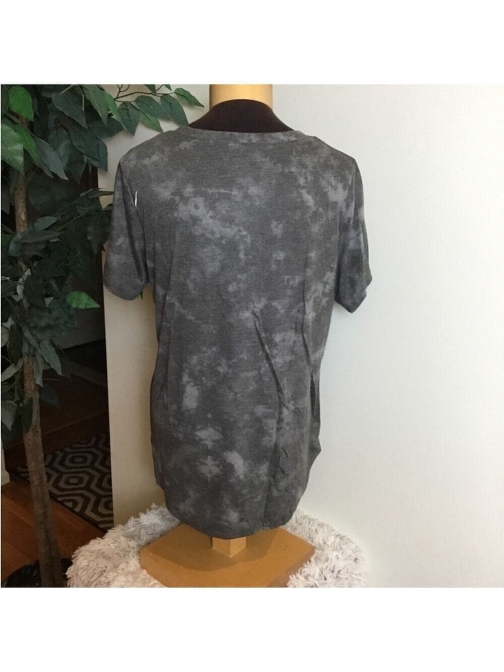 Grayson Threads v neck rounded hem short sleeve tee Woman's size Large - Picture 2 of 15